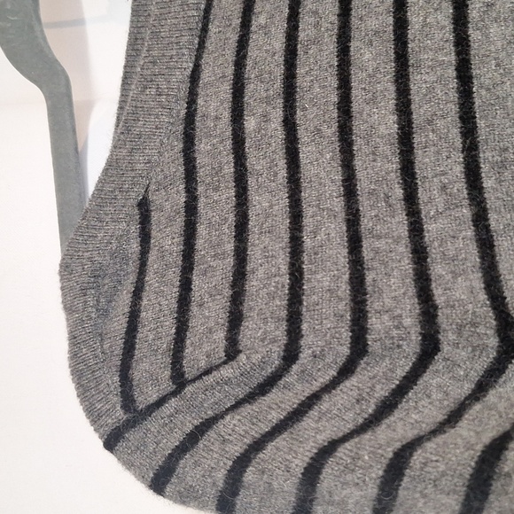 Charter Club 2 Ply 100% Cashmere Gray and Black Striped Sweater Size L - Picture 2 of 6